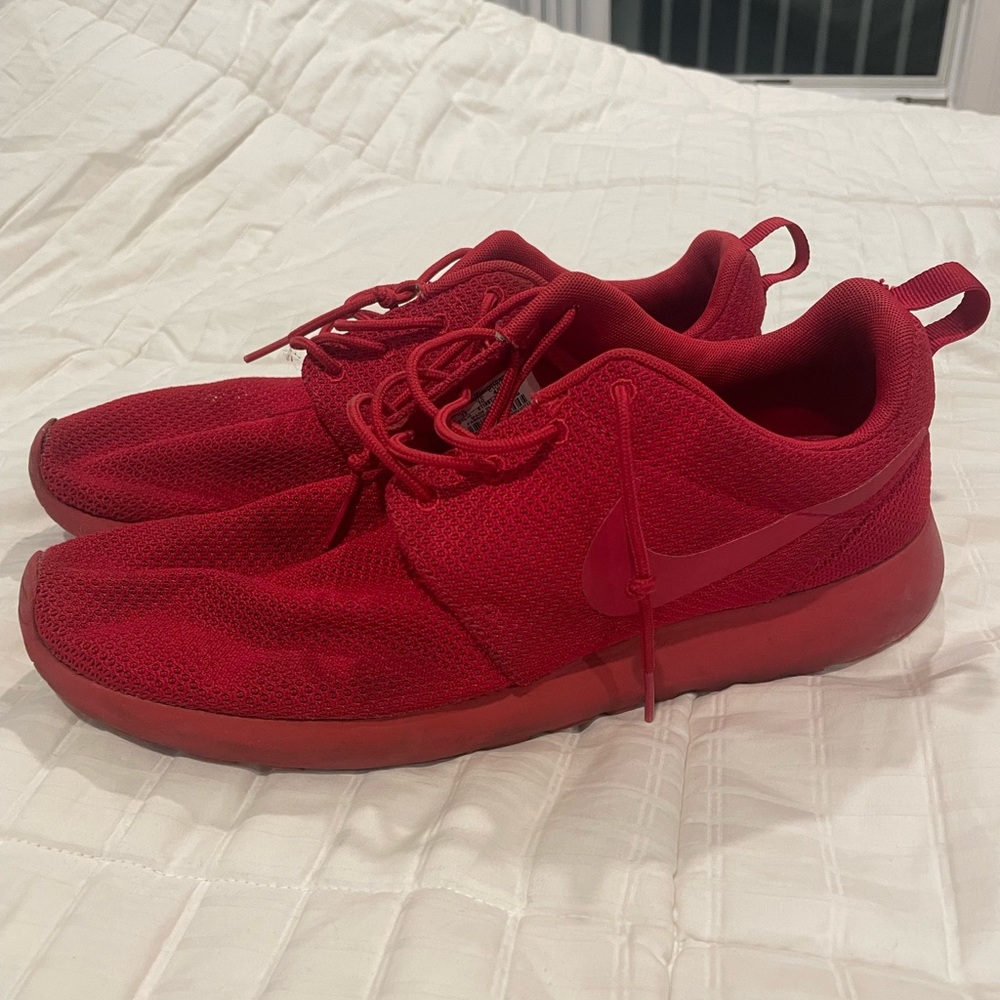 Nike roshe Run size 11 red